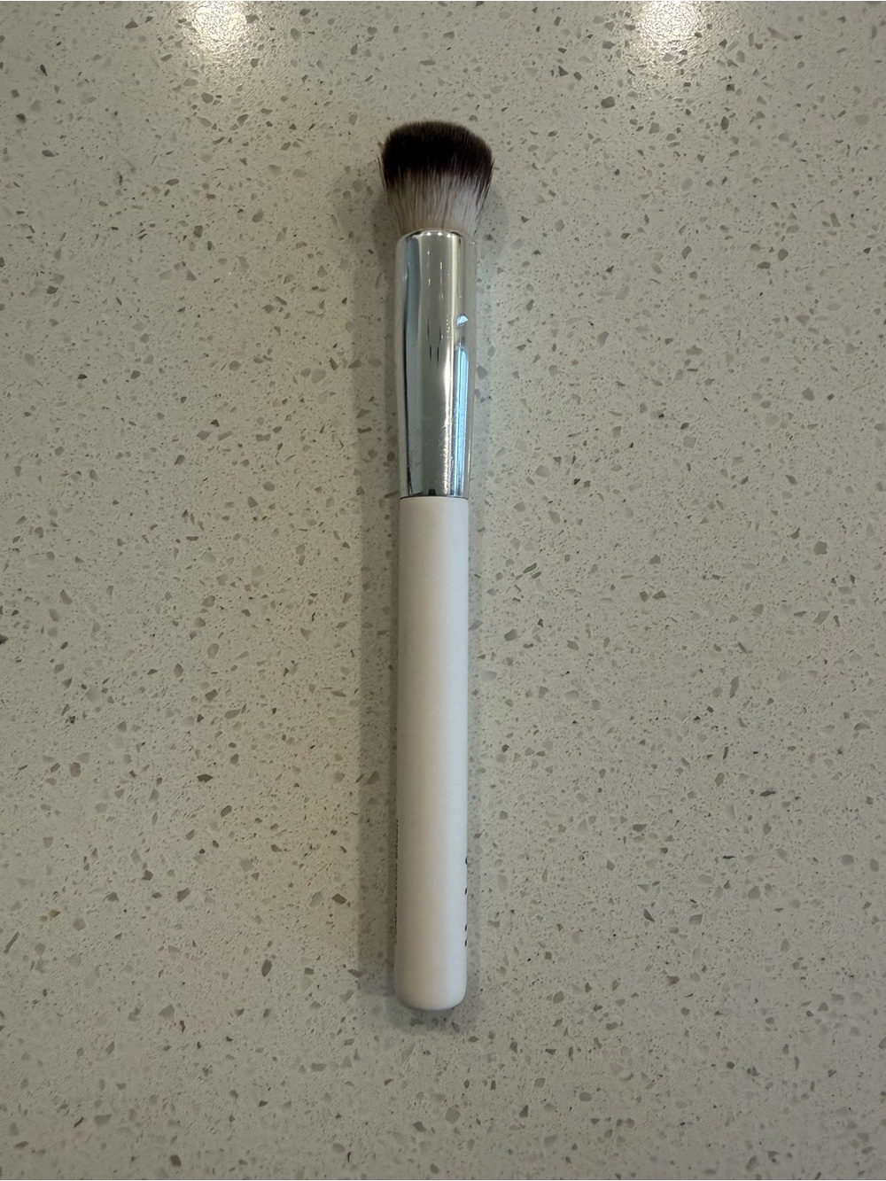 ILIA complexion brush - Picture 7 of 8